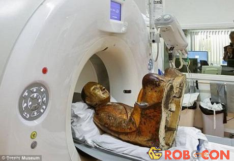 Các nhà khoa học đã phát hiện ra xác ướp bên trong bức tượng Phật bằng phương pháp chụp cắt lớp CT.