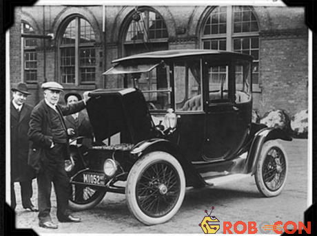 Bức ảnh chụp Thomas Edison với chiếc xe hơi chạy điện vào năm 1913.