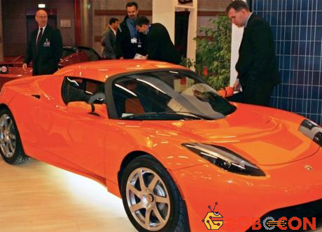 Khách hàng ngắm xe chạy điện Tesla Roadster của Tesla Motors tại triển lãm Paris Auto Show tháng 10 năm 2008.