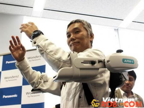 Trưởng phòng nghiên cứu Makoto Konishi đang giải thích về tính năng và cách thức sử dụng cánh tay robot ARM-1