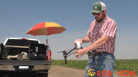 Một nông dân California đang khởi động một robot tiết kiệm nước. 