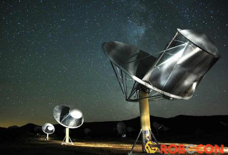 Kính viễn vọng ATA của SETI săn tìm tần số vô tuyến từ người ngoài hành tinh.