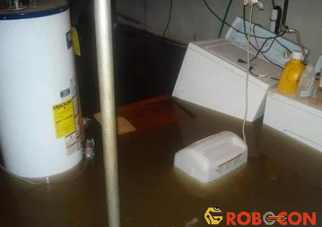 Bạn nên kiểm tra cẩn thận với những đồ điện bị ngập nước để tránh bị điện giật