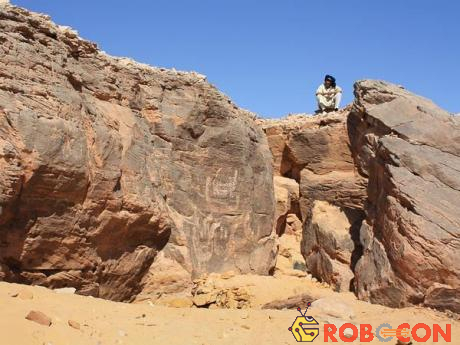 Bức tranh cổ khắc trên đá này được một nhà thám hiểm phát hiện lần đầu tiên gần bờ sông Nile của Ai Cập hơn một thế kỉ trước và đã bị lãng quên gần như hoàn toàn sau đó.