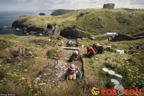 Các nhà khảo cổ học đang khai quật các di tích khảo cổ tại lâu đài Tintagel.