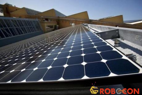 Tấm pin năng lượng mặt trời trên nóc một tòa nhà ở bang California, Mỹ