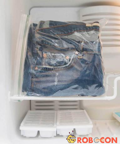 Cho quần jean vào ngăn đá tủ lạnh giúp quần bền màu hơn.