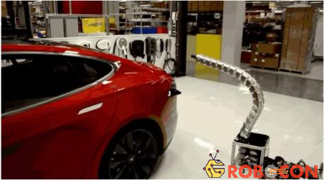 Robot sạc điện cho xe ô tô điện Tesla