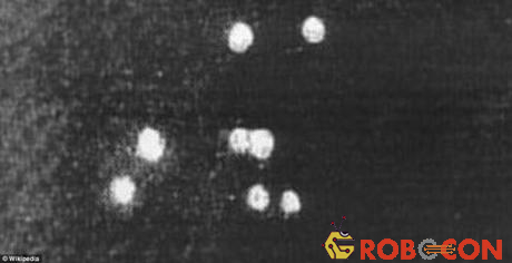 Kenneth Arnold, một người dân Mỹ, cho hay anh trông thấy 9 UFO trên đỉnh Rainier vào 24/6/1947.