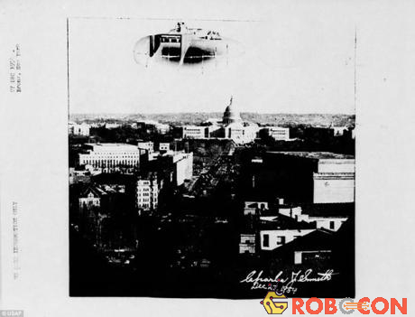 Vật thể giống một tàu ngầm đang bay phía trên quận Bronx, thành phố New York vào ngày 27/12/1954.