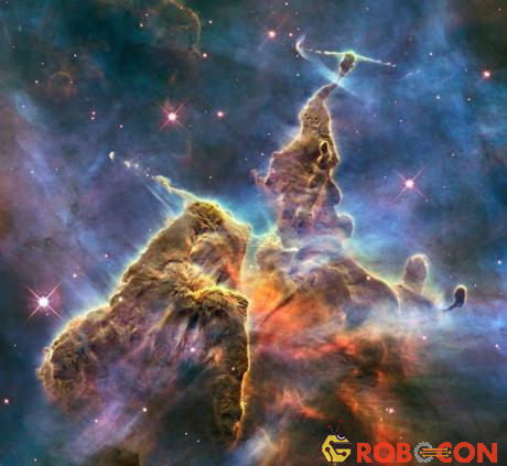Một bức ảnh do Hubble chụp được ghi lại quá trình hình thành của ngôi sao Carina Nebula. Cột khí ga này cao tới… 3 năm ánh sáng và các lớp bụi đang bị ánh sáng từ các ngôi sao ở gần nuốt chửng.