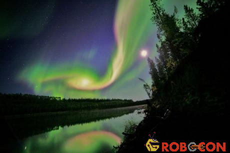 Ánh sáng màu xanh lá và đỏ tại khu vực Whitehorse, Yukon, Mỹ vào ngày 3/9 năm ngoái do hiện tượng CME tạo ra.