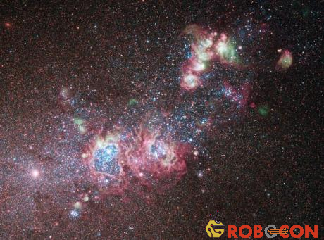 Dải ngân hà NGC 4214 với các ngôi sao trẻ và các lớp mây khí ga. Nhờ có khoảng cách khá gần tới Trái đất, cùng với tuổi đời khá trẻ (đang trong giai đoạn tiến hóa), NGC 4214 trở thành đối tượng tuyệt vời để NASA nghiên cứu quá trình hình thành và tiến hóa của các ngôi sao.