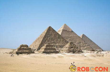 Nhiều người tin rằng kim tự tháp được người ngoài trái đất xây dựng