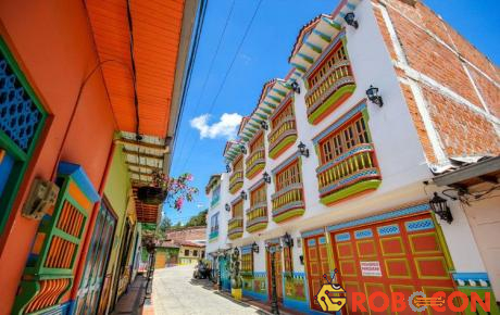 Nhiếp ảnh gia Jessica Devnani đã phát hiện ra thị trấn tuyệt đẹp này khi ghé thăm Colombia. Cô cảm thấy choáng ngợp với sự rực rỡ của những bức tường, những ô cửa sổ cùng với những con đường lát sỏi...