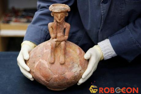 Bức tượng một người đang trầm tư suy nghĩ được tìm thấy ở Israel.