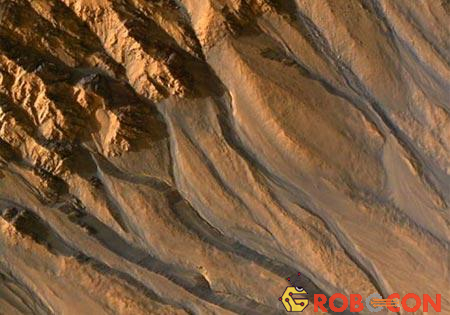 Dấu vết về các luồng chảy chất lỏng từng tồn tại trên bề mặt sao Hỏa.
