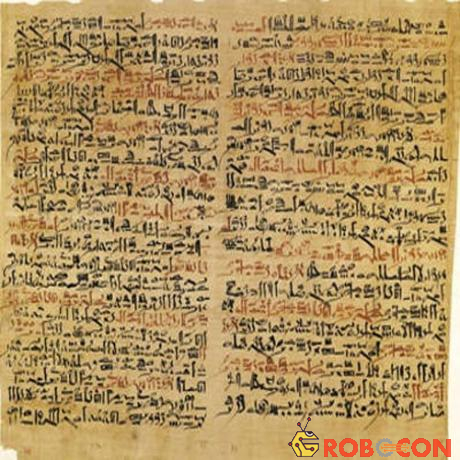 Cuốn Edwin Smith Papyrus, viết vào năm 1600 trước Công nguyên được coi là cuốn sách đầu tiên viết về phẫu thuật. Nó miêu tả khá chi tiết quá trình thăm khám, chuẩn đoán, chữa trị và dự đoán bệnh tật.