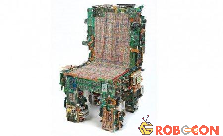 Có một không hai chế tạo bàn ghế từ... linh kiện điện tử