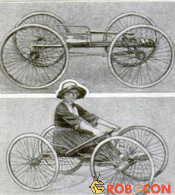 Hình thức di chuyển mới nhất tại thủ đô Paris vào năm 1918 là một chiếc xe scooter 4 bánh đẩy bằng tay. Loại phương tiện này hoạt động tương tự như khi đi thuyền, tuy nhiên sử dụng sức đẩy từ tay lái thay vì mái chèo.