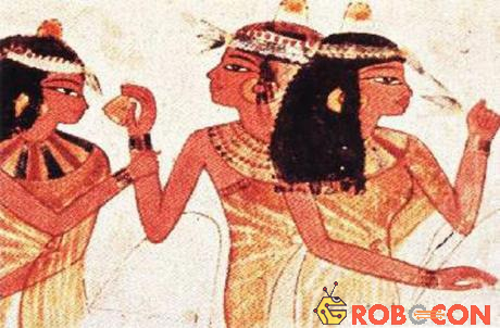 Trang điểm. Người Ai Cập là những người đầu tiên nghĩ ra việc trang điểm. Họ sử dụng mỹ phẩm bất kể giới tính, địa vị xã hội vì cả lý do thẩm mỹ và chữa bệnh. Họ cũng tin rằng trang điểm có sức mạnh ma thuật và chữa bệnh. Dầu và mỡ được bôi lên da để bảo vệ da khỏi khí hậu nóng bức.