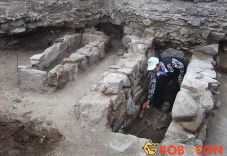 Một nhà khảo cổ chùi rửa một bộ xương ma cà rồng tại thị trấn Sozopol ở biển Đen.