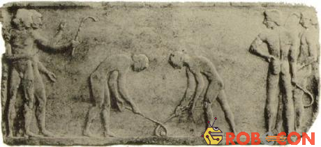 Người Ai Cập cổ đại tại các vùng nông thôn đã chơi một trò chơi tương tự như Hockey ngày nay. Người chơi giữ cây cọ dài với phần đầu uốn cong như gậy khúc côn cầu. Quả bóng khúc côn cầu được làm bằng dây cói với hai miếng da hình bán nguyệt và được nhuộm màu.