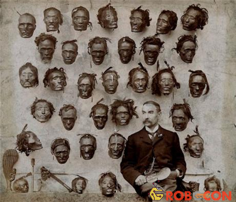 Một vị tướng cùng bộ sưu tập sọ người của ông ta vào năm 1895.