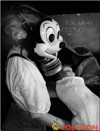 Một người sử dụng mặt nạ chống khí độc hình chuột Mickey từ năm 1942.