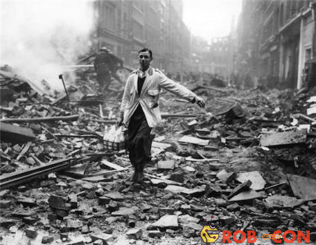 Một người giao sữa qua đống đổ nát trong năm 1940 ở London.