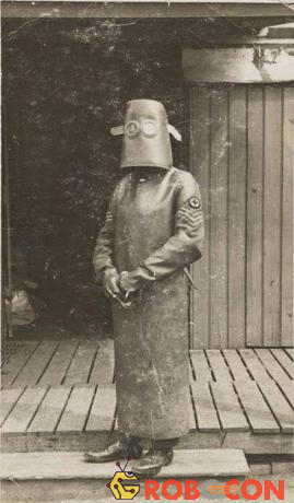 Đây là bộ áo giáp dùng để bảo vệ con người trước tia X-quang được phát triển vào năm 1918.