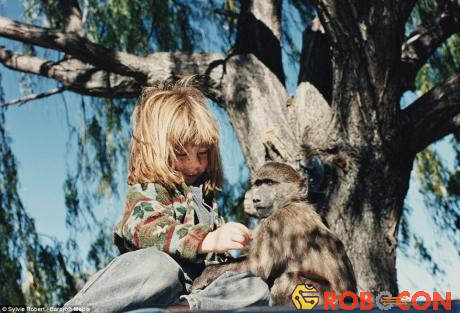 Chụp với một con khỉ đầu chó ở Namibia lúc 6 tuổi