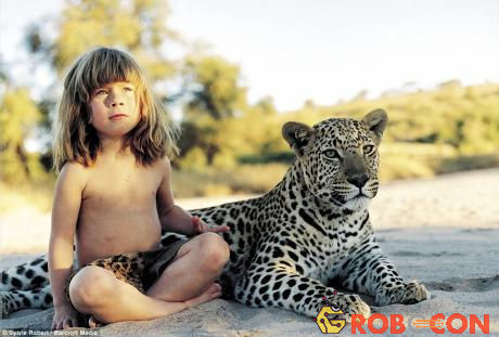 Tippi 6 tuổi, ngồi cạnh một con báo trưởng thành đã được thuần hóa ở Namibia