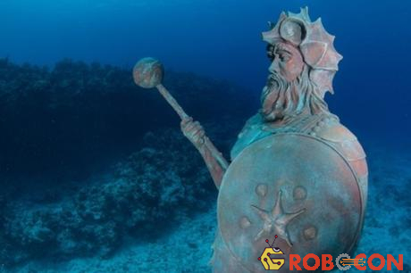 Tượng vệ thần của Rạn san hô, đảo Grand Cayman: Nancy Easterbrook, người đã đặt bức tượng này dưới biển, khẳng định nếu bạn dành cho tượng một nụ hôn, bạn sẽ gặp nhiều may mắn.