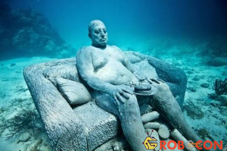 Bảo tàng nghệ thuật dưới nước Cancun, Mexico: Jason de Caires Taylor, tác giả của 500 tượng điêu khắc với kích cỡ bằng người thật, cho biết cảnh ánh mặt trời làm màu sắc của bọt biển bám trên tượng bừng sáng vô cùng ấn tượng.