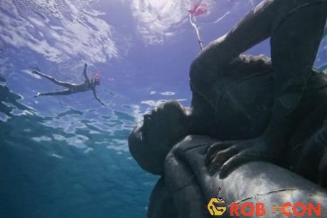 Ocean Atlas, New Providence, Bahamas: Bức tượng dưới nước lớn nhất thế giới này cũng là tác phẩm của nghệ sĩ Jason. Ocean Atlas có trọng lượng lên tới 60 tấn, tượng trưng cho sự quan trọng của việc bảo vệ đại dương, và được đặt ở nơi cần cải tạo ngay lập tức.