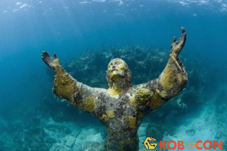 Tượng Christ of the Abyss, Florida, Mỹ: Galletti còn có thêm 3 bức tượng tượng tự, một nằm ở Grenada và một nằm ở công viên san hô John Pennekamp, ngoài khơi Key Largo, bang Florida, Mỹ. Bức tượng ở Florida được đặt tại độ sâu 8 m và là một trong những điểm tham quan dưới nước nổi tiếng nhất thế giới.