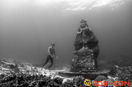 Hang ngầm, Bohol, Philippines: Năm 2010, bức tượng chúa Jesus khi còn nhỏ và tượng Đức mẹ Đồng Trinh cao 4 m được đặt ở hang ngầm thuộc công viên san hô Bien Unido, ngoài khơi Bohol. Nơi này đã nhanh chóng trở thành điểm tham quan dưới nước nổi tiếng.