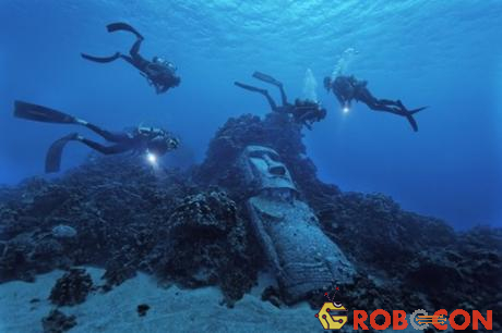 Tượng Moai giả, đảo Phục Sinh, Chile: Khác với những bức tượng khổng lồ và kỳ bí trên bờ biển đảo Phục Sinh, bức tượng này được làm vào năm 1994. Nằm trên rạn san hô, tượng Moai giả là một trong những điểm tham quan hấp dẫn của hòn đảo.