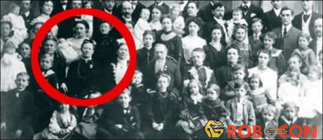 Bà Vassilyev (khoanh đỏ) và tất cả những người còn lại là thành viên trong gia đình.