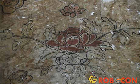 Họa tiết hoa tinh xảo ở bích họa trên tường mộ.