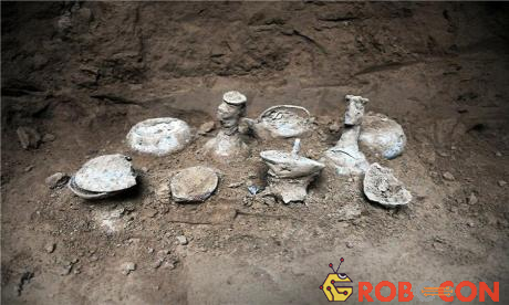 Các nhà nghiên cứu thu thập vật phẩm bằng chì trong mộ.