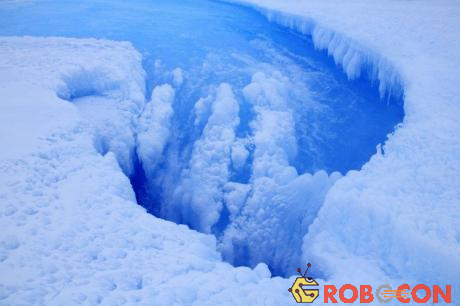 Một hố rộng 2km tạo thành một hồ nước trên bề mặt tảng băng ở đông châu Nam Cực. Trong đây có những dòng chảy nước lỏng.