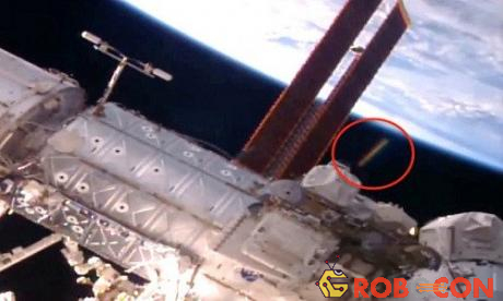 Vật thể lạ hình điếu thuốc bay gần Trạm Vũ trụ Quốc tế.