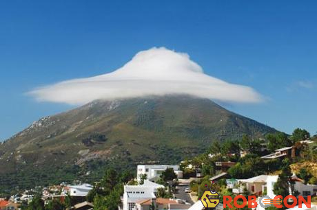 Những đám mây tụ lại trên đỉnh núi Lion ở Cape Town, Nam Phi làm ngọn núi như được đội thêm chiếc mũ trắng tinh trong album ảnh 