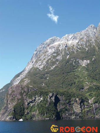 Đám mây hình mũi tên chỉ về một điều lý thú trên đỉnh núi Milford Sound, New Zealand.