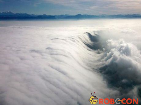 Bạn có thấy đám mây chụp từ trên cao ở Geneva, Thụy Sĩ, trông giống như thác nước đang tuôn chảy?