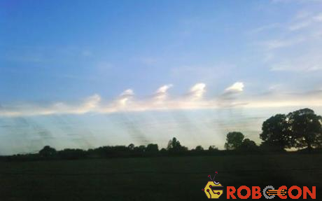 Đám mây tạo thành hình một đội đua thuyền rowing trên bầu trời South Leigh, Oxfordshire, Anh.