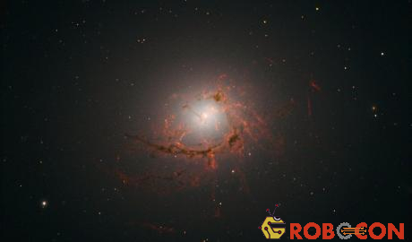 NGC 4696, thiên hà lớn nhất trong cụm thiên hà Centaurus.