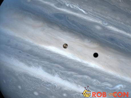 Thiên thực của vệ tinh Io trên bề mặt Sao Mộc.